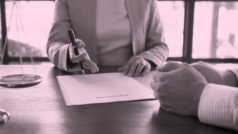 Ewelina Marczyk podczas pisania pism procesowych.